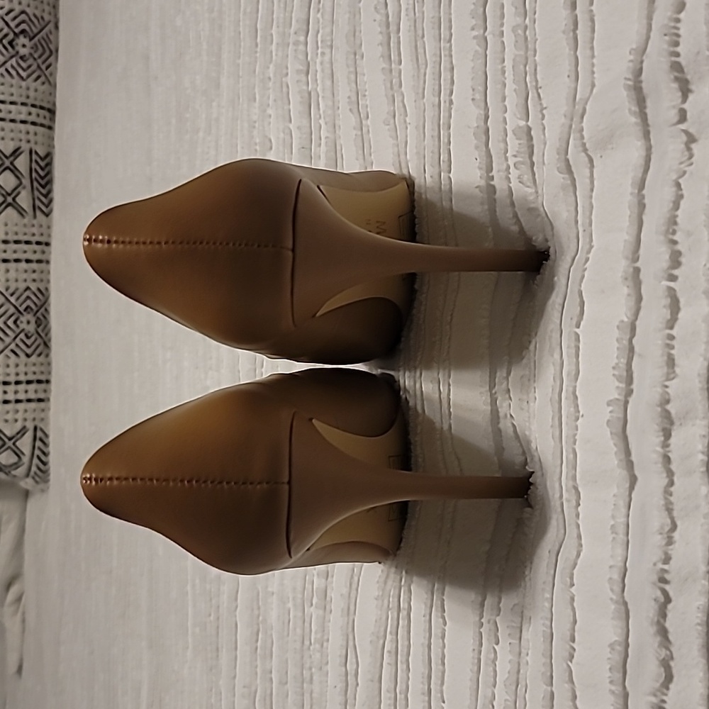 Tan pumps - Picture 5 of 7
